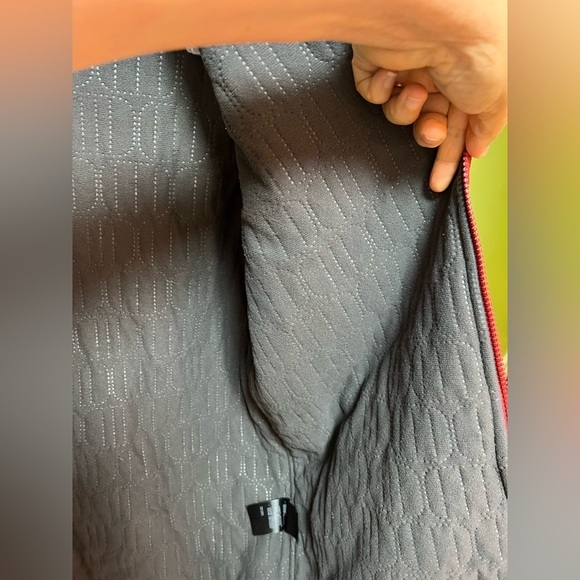 The North Face Red Padded Jacket with Gray Trim – Vintage Style – Size Medium. - Picture 13 of 17